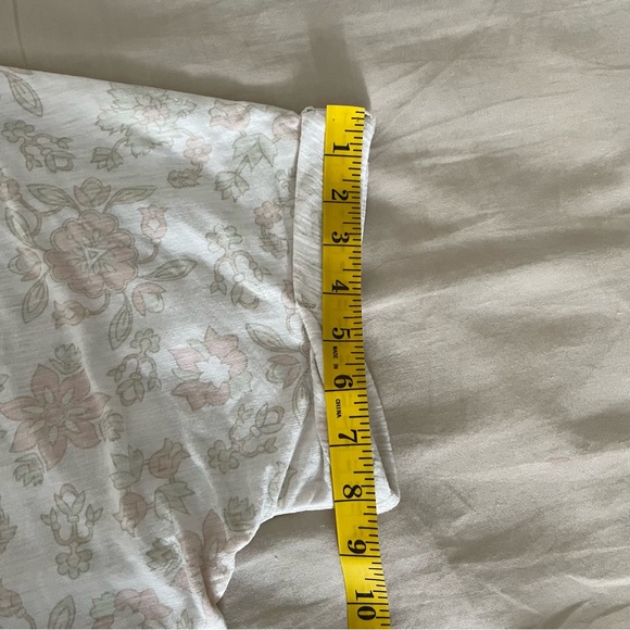 Seven7 V Neck Short Sleeve Pale Neutral Floral T Shirt • Size XL - Picture 11 of 13